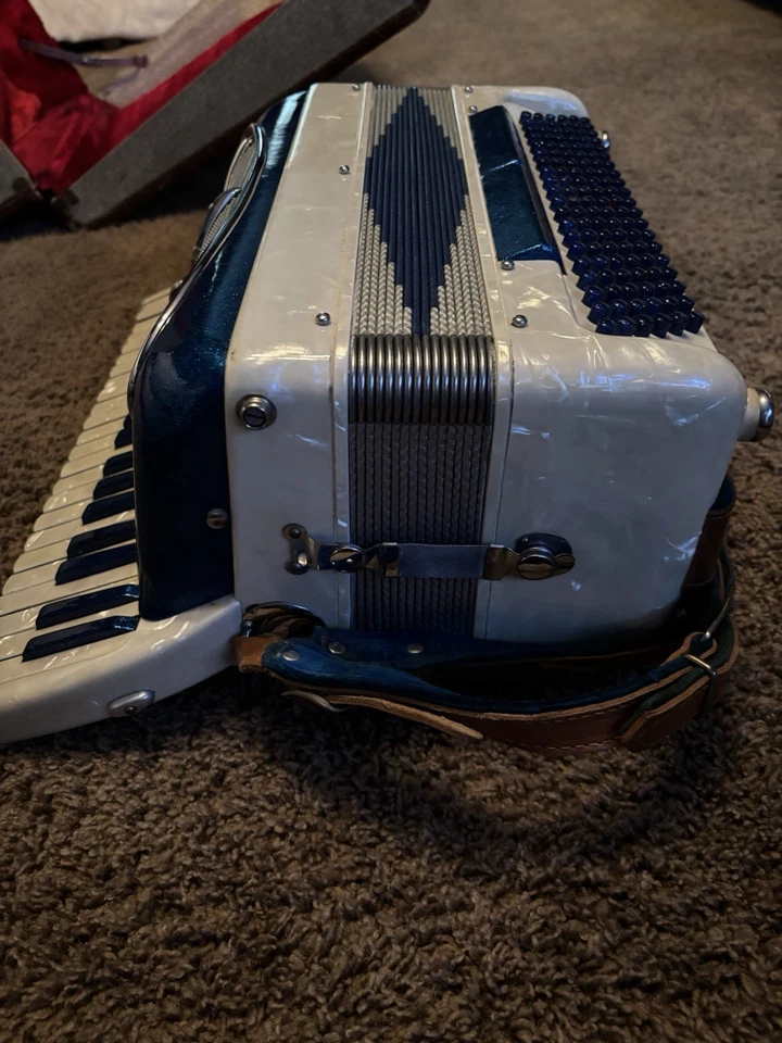 lorio piano Accordion - Image 4 of 4