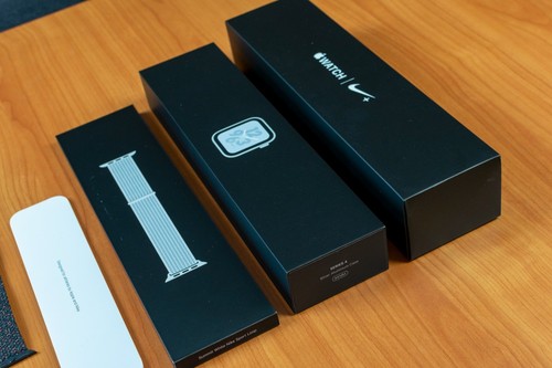 Apple Watch Series 4 - 44mm NIKE Silver Aluminium + Summit White Sport Loop GPS - Zdjęcie 13 z 14