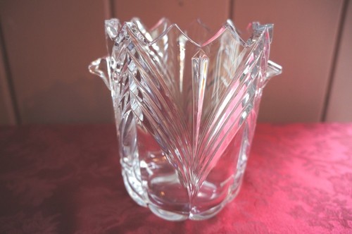 LOVELY GLASS ICE BUCKET WITH "PICKET FENCE" EDGE - Picture 3 of 3
