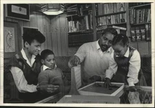 1986 Press Photo Leslie and Charles Clevert With Children in Glendale