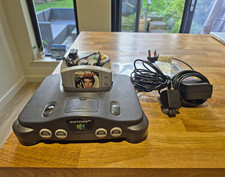 Nintendo 64  Console Bundle w/ Controller, Power/AV Cables, Games