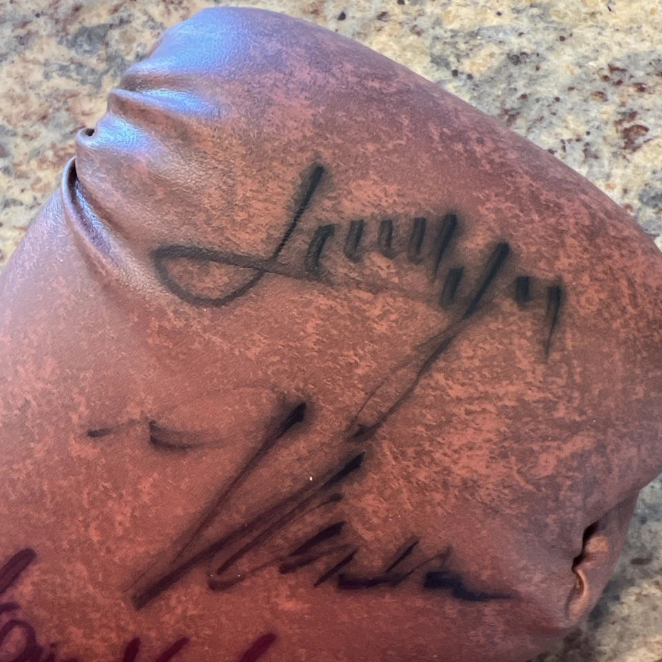 JSA Authentic Julio Cesar Chavez & Erik Morales Signed  Everlast Boxing Glove - Image 4 of 4