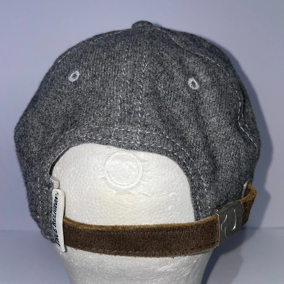 Gorra de béisbol True Religion de lana con correas de cuero gris Foto 4 de 4
