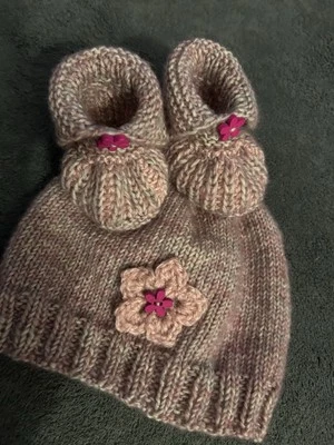 Mütze/Schuhe Im Set Neu Gestrickt - Bild 1 von 4
