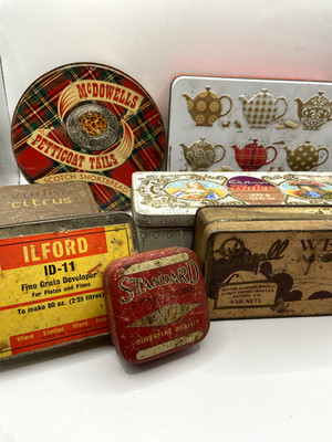 Eine Auswahl von 7 x Marken Dosen u.a. Cadburys, Ilford & Pascall