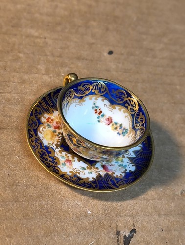 Antigua taza de té y platillo Royal Crown Staffordshire miniatura pintado floral - Imagen 2 de 4