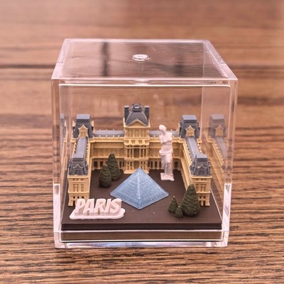 Paris Louvre Museum Mikrolandschaft - einzigartiges Reisegeschenk mit Pyramide & Etui
