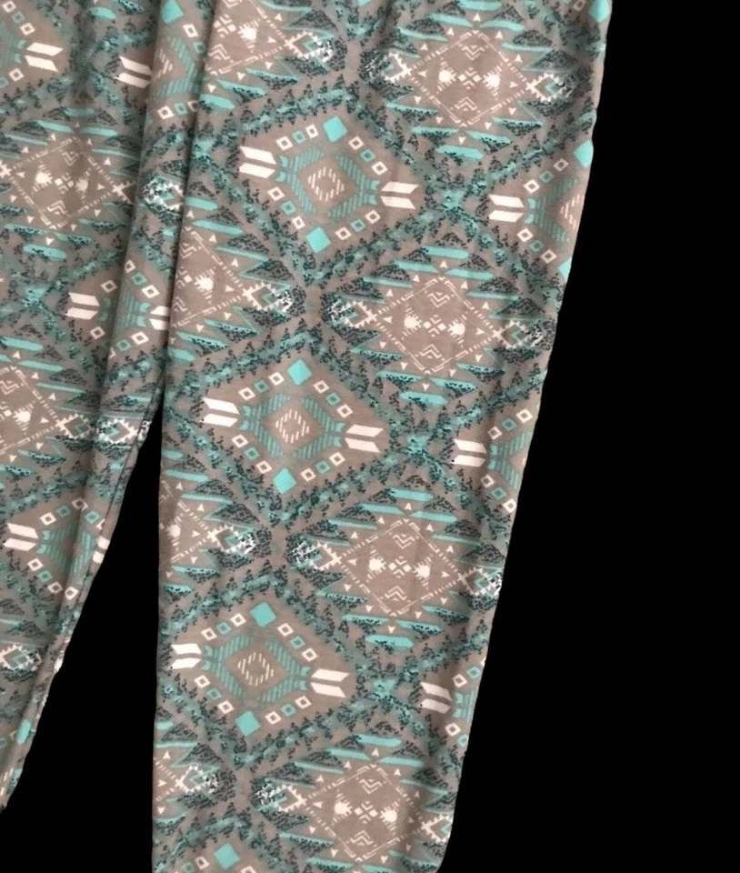 Pantalones ajustados RUE 21 para mujer talla pequeña estampado tribal 27,5" entrepierna Foto 3 de 4
