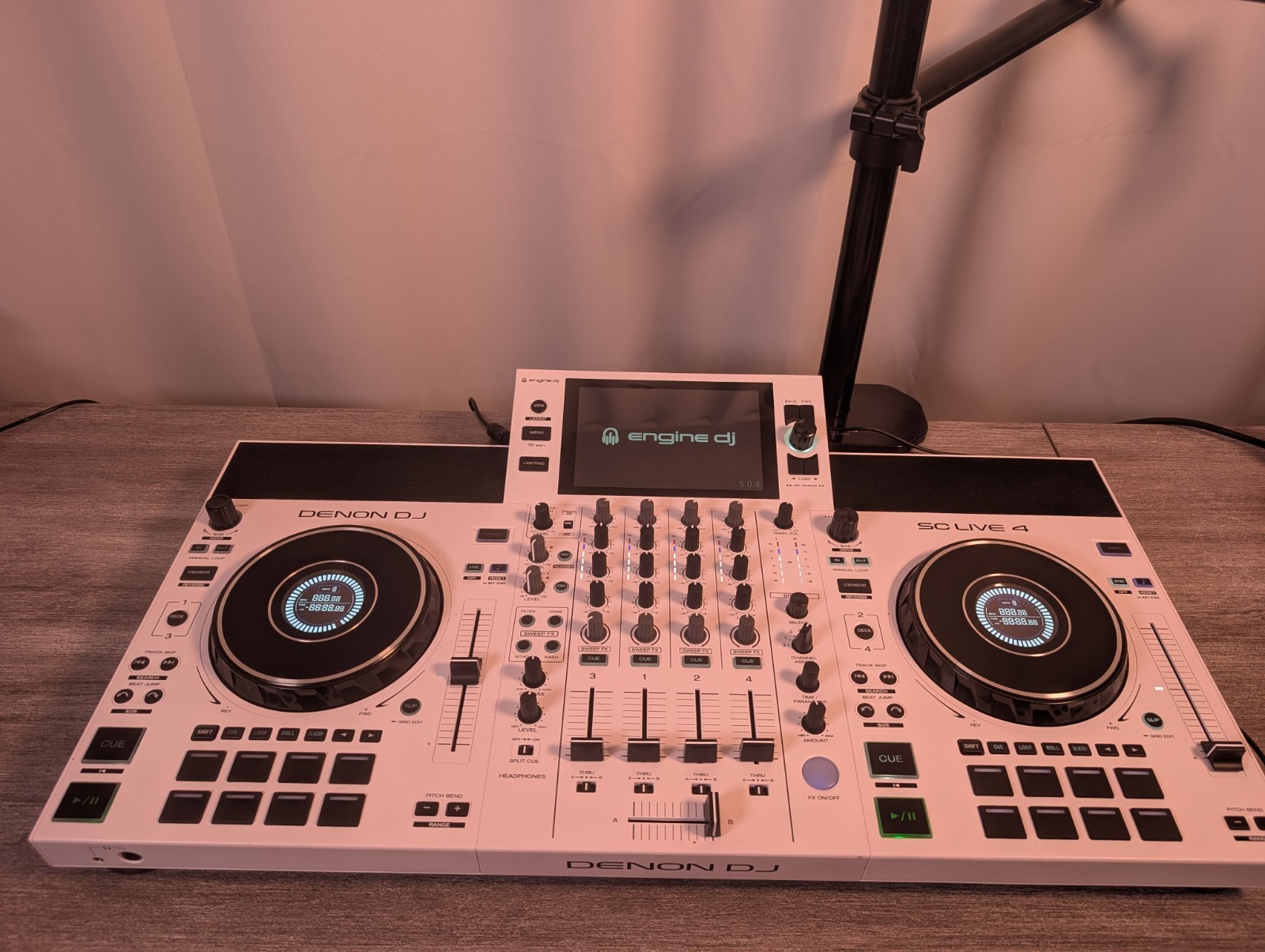 White Denon DJ SC LIVE 4 Wifi Standalone Mixer With Built In Speakers 4-deck Mix