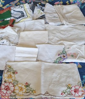 Bettwäsche Vintage Konvolut Tischdecken Servietten Stickerei Durchbrochen 37 Teile LESEN Posten 3