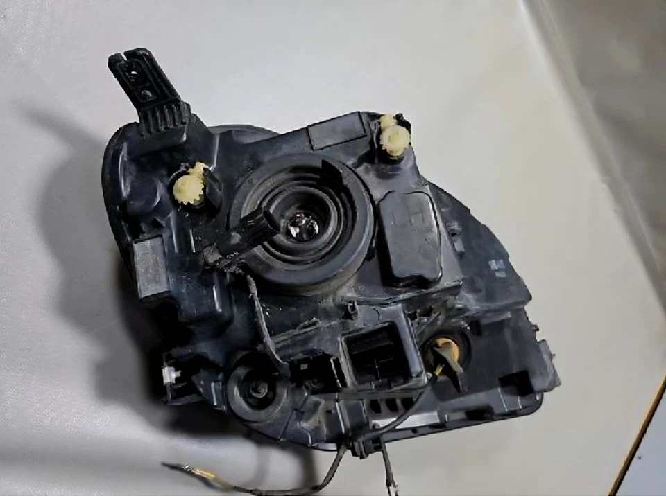 GM Daewoo Orlando 2015 Headlight – Left or Right – Genuine OEM Used - Image 4 of 4