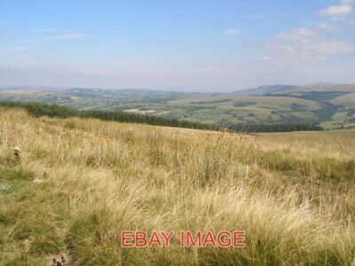 FOTO BWLCH CERRIG DUON VON DER STRASSE GROB NACH OSTEN BLICKEND. PEN Y FAN CAN