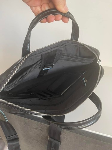 Intramontabile leggera borsa tracolla espandibile in pelle blu Piquadro - Foto 6 di 24