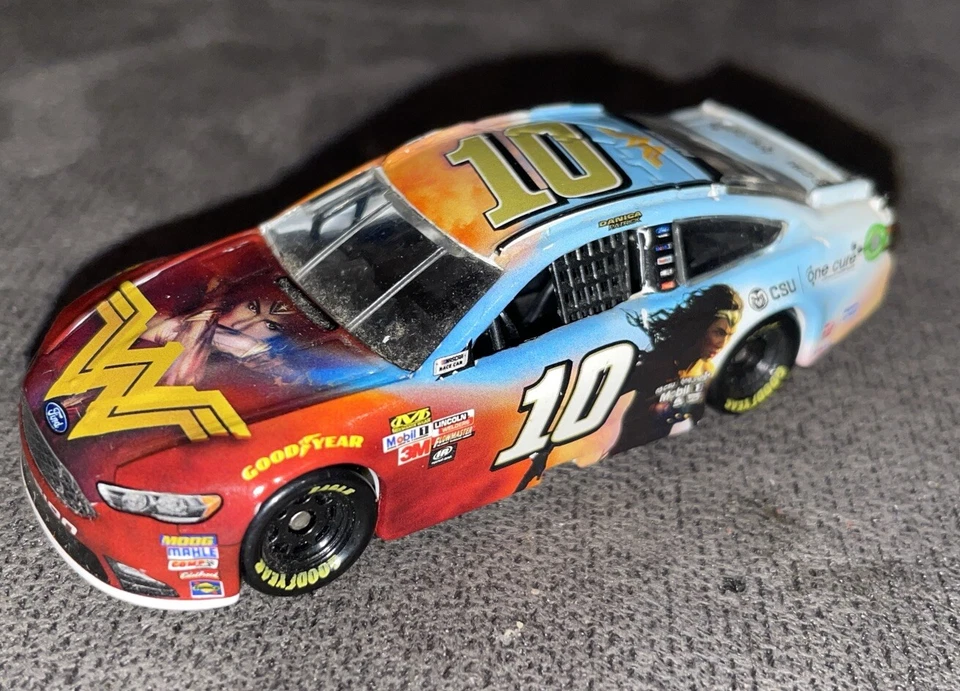 Danica Patrick #10 CSU One Cure Wonder Woman 2017 Ford Fusion 1:64 Lionel suelto Foto 2 de 4