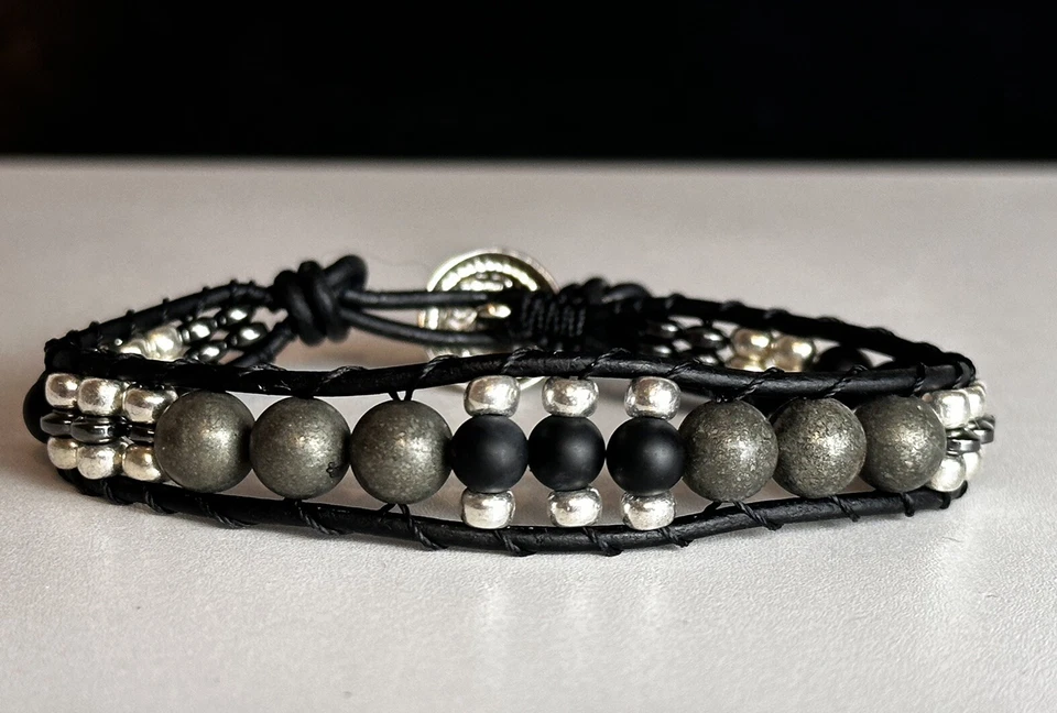 Pulsera de cuero negra y plateada de materiales mixtos para hombre botón de león ónix estaño Foto 2 de 4