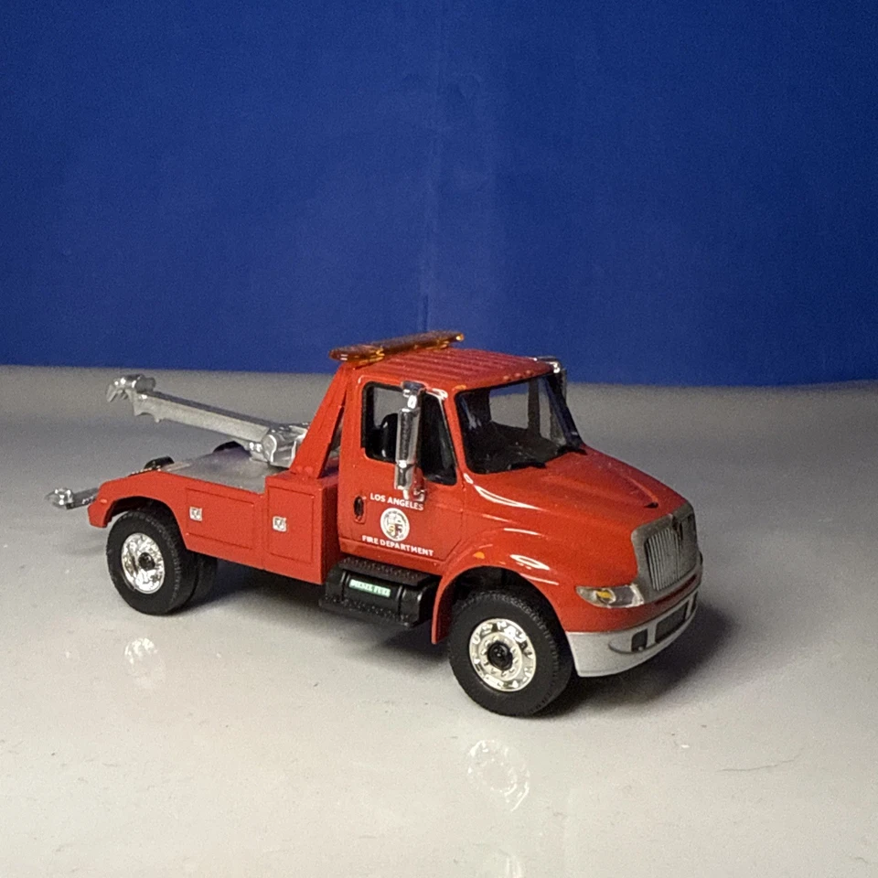 Greenlight 1:64 International Durastar Custom Los Angeles Fire Tow Truck - Image 3 of 4