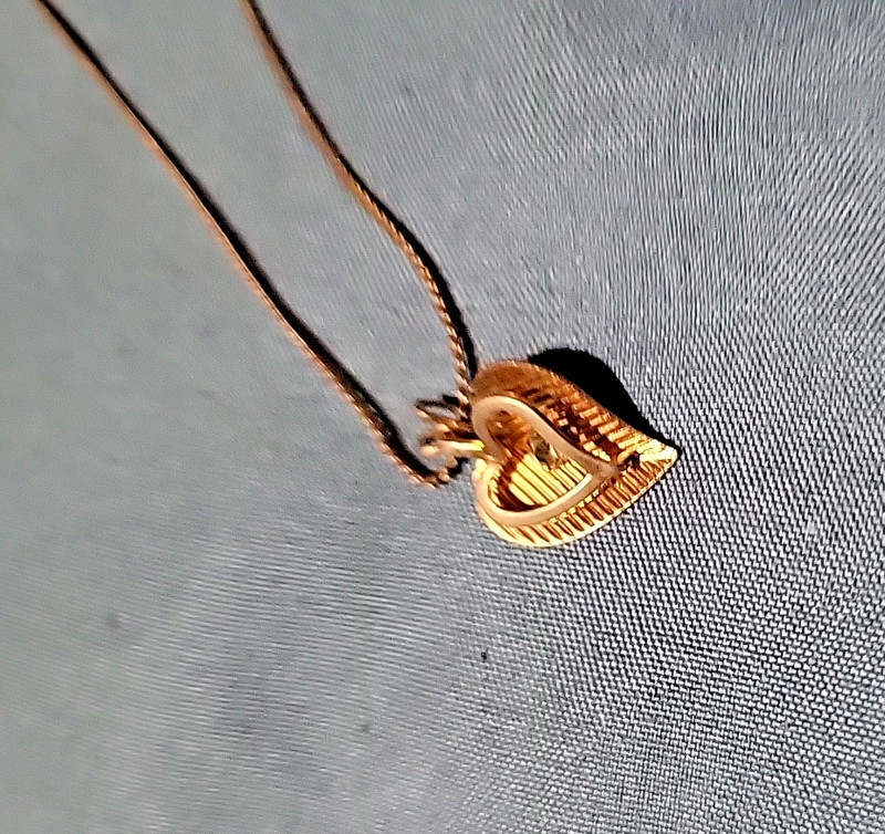 VTG 3D Golden Ribbed Heart Pendant w heart-framed Diamond-Like Stone Necklace