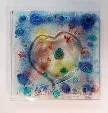 ausgefallene Kunstglasschale mit Herzdekor 25x25 cm bunt mit Lufteinschluss