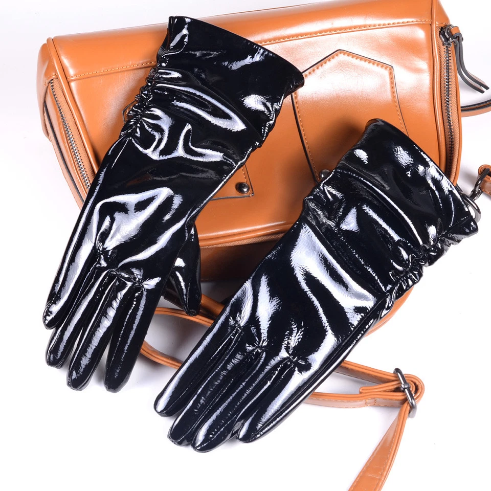 Guantes acanalados de noche plisados de medio largo negro brillante charol real para mujer Foto 3 de 4