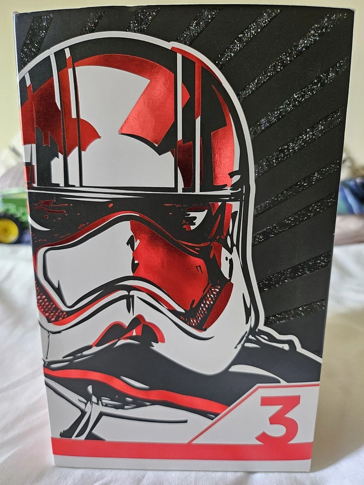 NUEVO En Caja Colección Petco Star Wars/Juguete Coleccionable Capitana Phasma Perro Foto 2 de 4