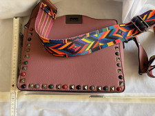 Interessante Damenhandtasche mit buntem Schultergurt und Zierniete