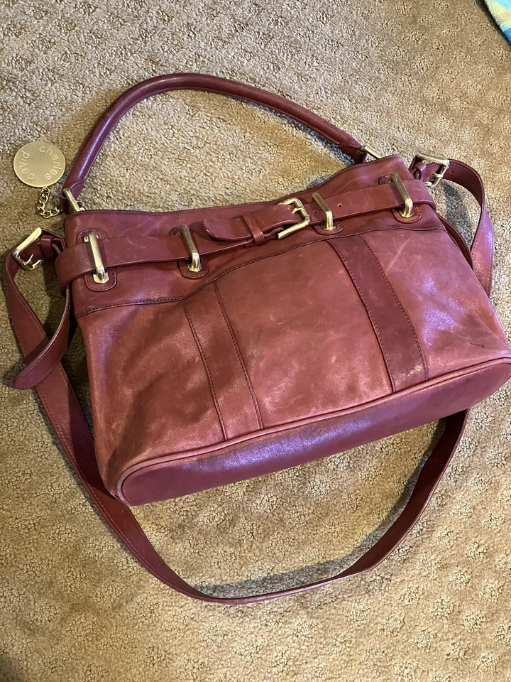 Bolso de hombro de diseñador Charles David mediano de cuero rojo canela y latón Foto 2 de 4