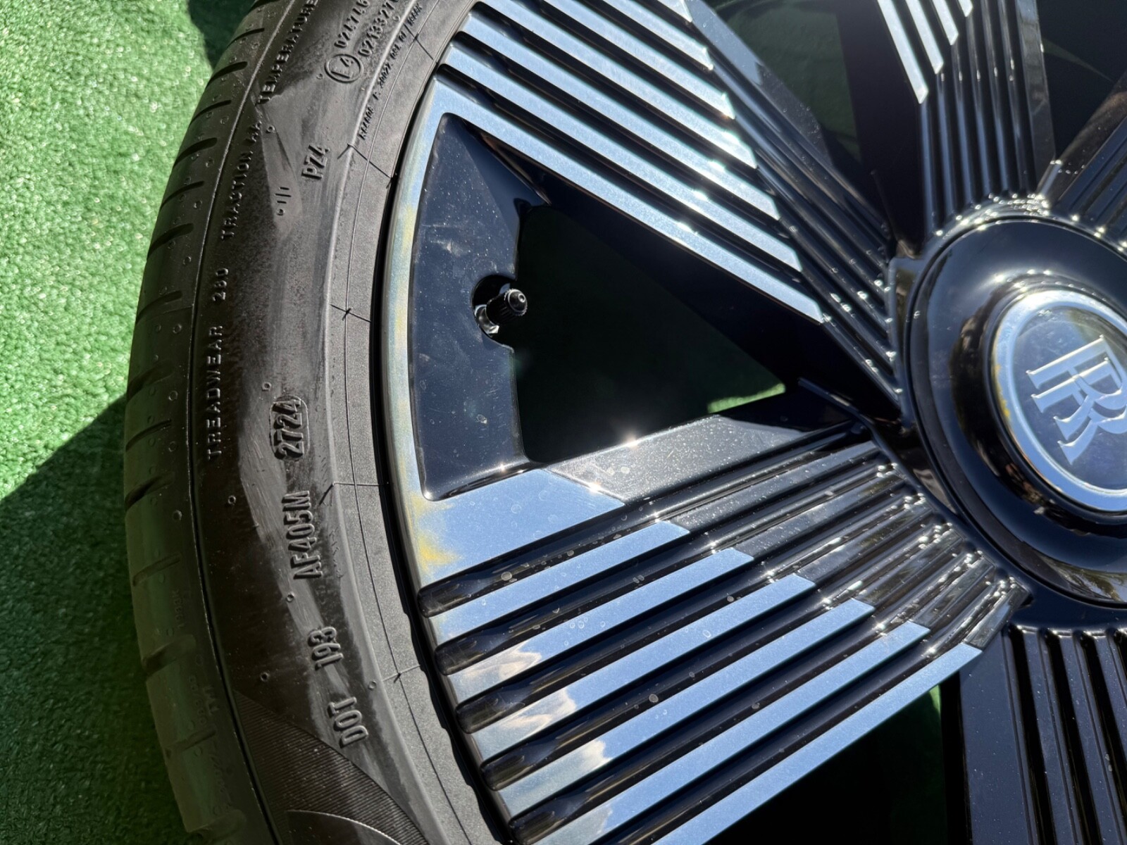Rolls-Royce Spectre OEM 7-Spoke Wheel & Tire Package – Genuine Factory Set