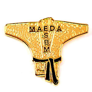 Maeda-san Judo black belt gold France limited edition Rare vintage pin badge - Picture 1 of 2
