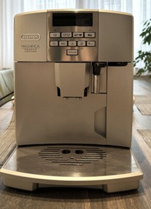 Delonghi Magnifica Kaffeevollautomat, 1,8 Liter Wassertank, Grau/Silber
