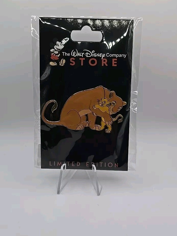 D23 EXPO 2024 WALT DISNEY COMPANY PIN STORE HUGS ARE BEST SIMBA & SARABI LE300