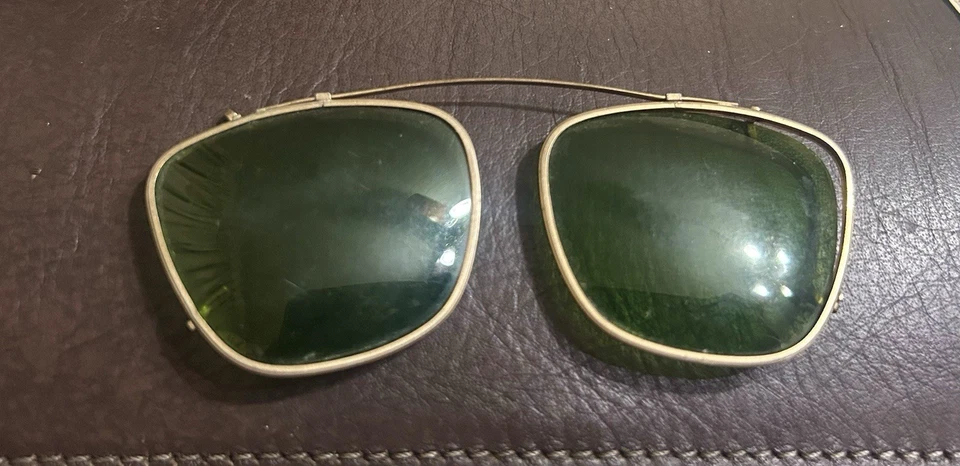 Gafas de sol Polaroid vintage de 1900 con clip hechas en EE. UU. - Lentes verdes marco dorado Foto 4 de 4