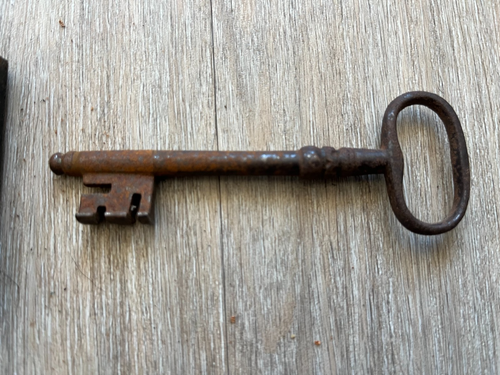 two ornate 18th century locks with brass cover plate and one iron key - Picture 4 of 11