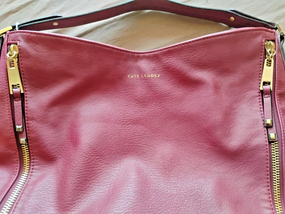 Cartera Kate Landry RARA Vintage Cuero Rojo Oscuro Doble Cremallera Lateral, Interior Dorado. Foto 2 de 4