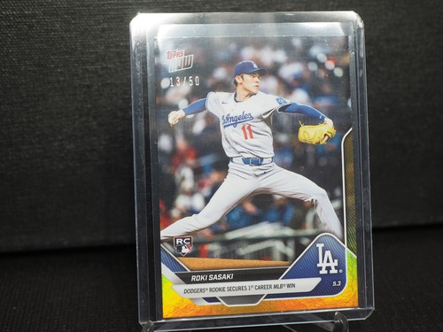 Tarjeta Roki Sasaki RC 1ª victoria 2025 MLB Topps AHORA 137 lámina de oro paralelo 13/50 - Imagen 2 de 3