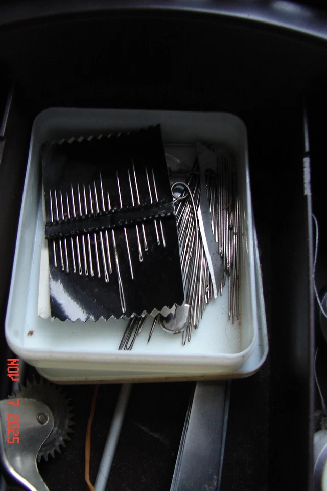 1970-er NÄHKORB KORBGEFLECHT mit STOFFBEZOGENEM DECKEL REICHLICH INHALT NÄHEN - Bild 3 von 4