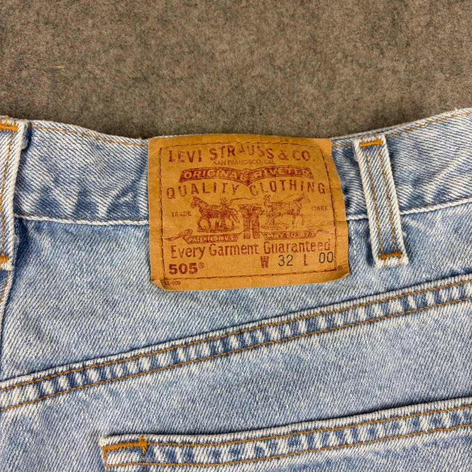 Vintage Levi's 505 Shorts Women's 32 Regular Fit Denim Light Wash Frayed Hem - Image 4 of 4