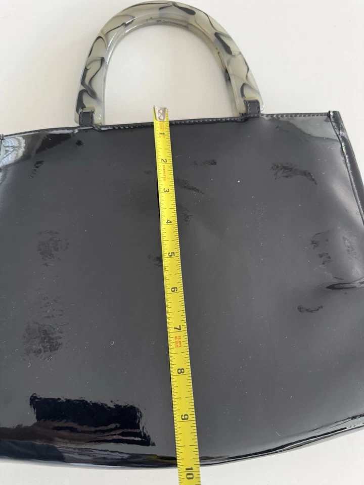 Cartera Neiman Marcus vintage años 90 charol negro con asas acrílicas Foto 3 de 4