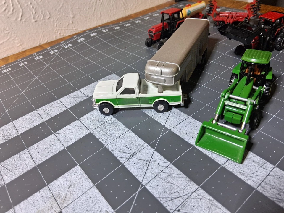 ERTL 农场国家拖拉机 13 件 批量 - 1: 64 S 比例 - 美国飞行者狮子 MARX — 第 4/4 张图片