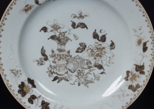 Ein Grisaille - Verzierter Teller. Export Porzellan. China , ca. 1760. Qianlong - Bild 3 von 10