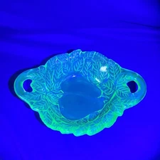 INDIANA GLASS AVOCADO SWEET PEAR GREEN 5-1/4" DIAMETER TWO-HANDLED BOWL URANIUM