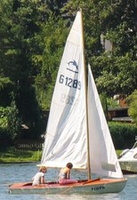 Gut erhaltene Delphin Jolle, 4,10 m, slupgetakelter  Knickspanter,