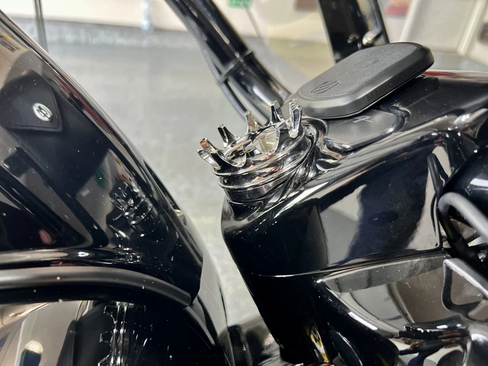 Cubierta de llave de bloqueo de horquilla 4 TODAS Harley Davidson Road King FLHR cromada corona 3D giratoria Foto 4 de 4