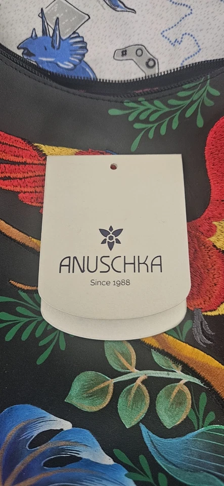 Bolso de hombro de cuero pintado a mano Anushka con guacamayo rojo bordado Foto 4 de 4