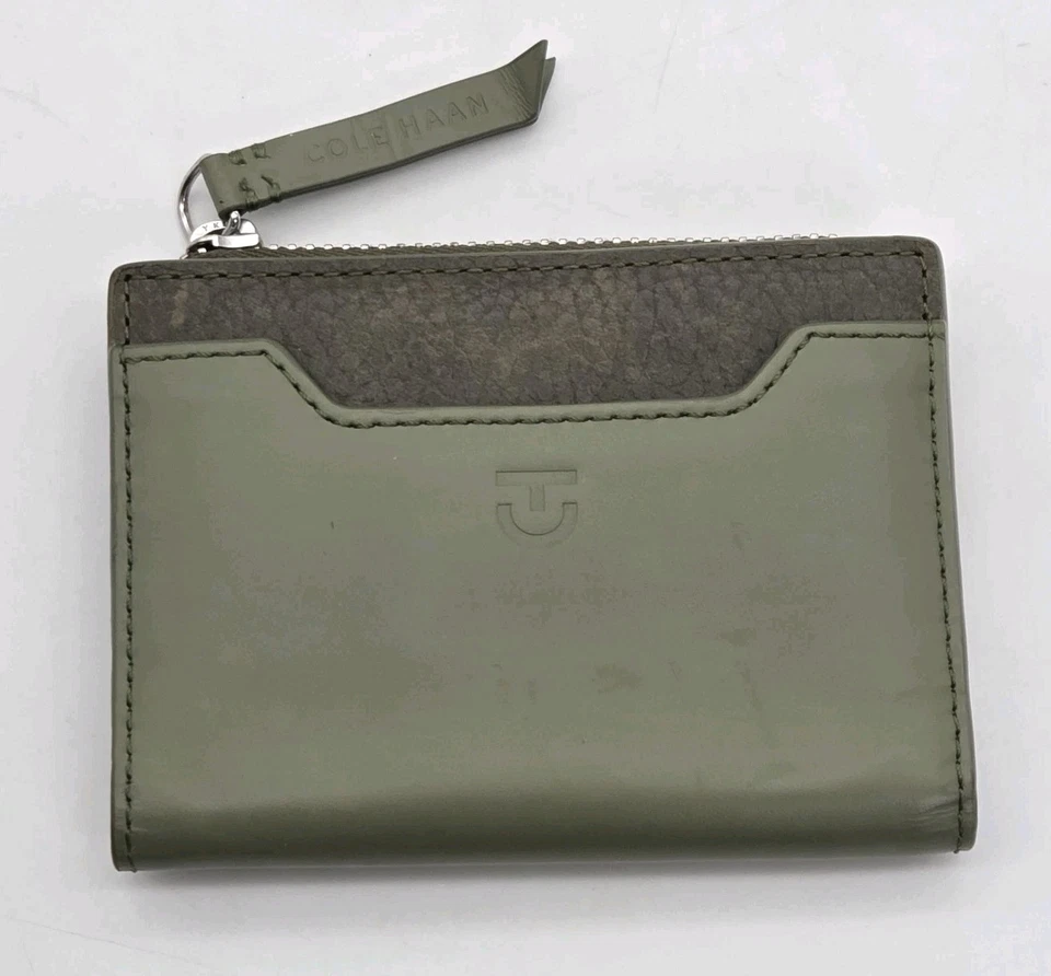 Carteira de cartão Cole Haan couro colorblock verde zíper bolso frontal fecho magnético - Imagem 2 de 4