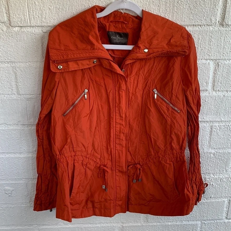 Chaqueta Cole Haan Nylon Lluvia Naranja Frontal Cremallera Cordón Talla Mediana Foto 4 de 4