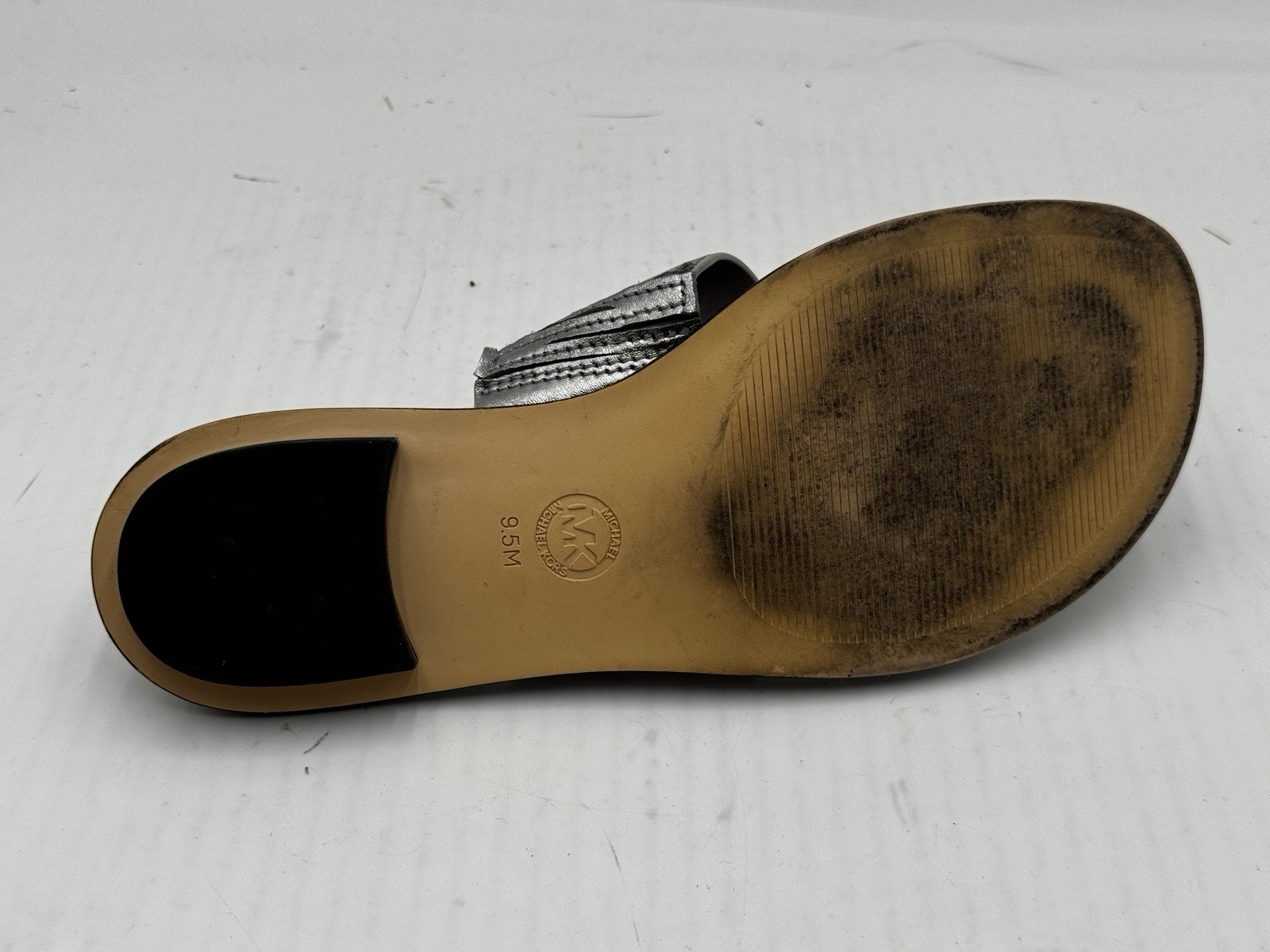 Michael Kors August Toe Loop Flat Sandals Women's Size 9.5 Silver Leather   thumbnail 5