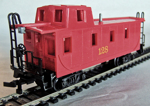 HO Bachmann Undecorated Red Caboose, Road #128, Excellent C7 - Picture 4 of 7