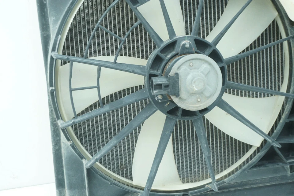 Radiador de refrigeración del motor Lexus IS250 2006-2010 2,5 L AWD con cubierta del motor del ventilador OEM Foto 2 de 4