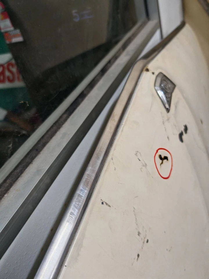 CAPÓ DELANTERO MAZDA 1300 FA3TS USADO GENUINO Foto 3 de 4