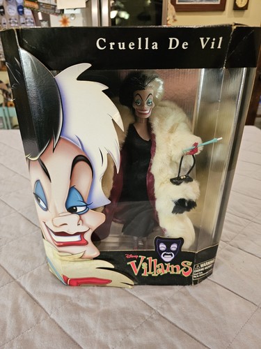 Disney Villains Cruella De Vil Doll Dalmations Exclusive Limited Edition - Picture 4 of 4
